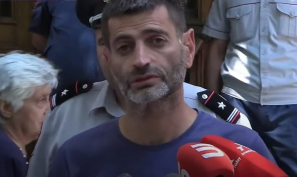 Аргишти Кярамян устроил уличную разборку с родителями погибших солдат (видео)